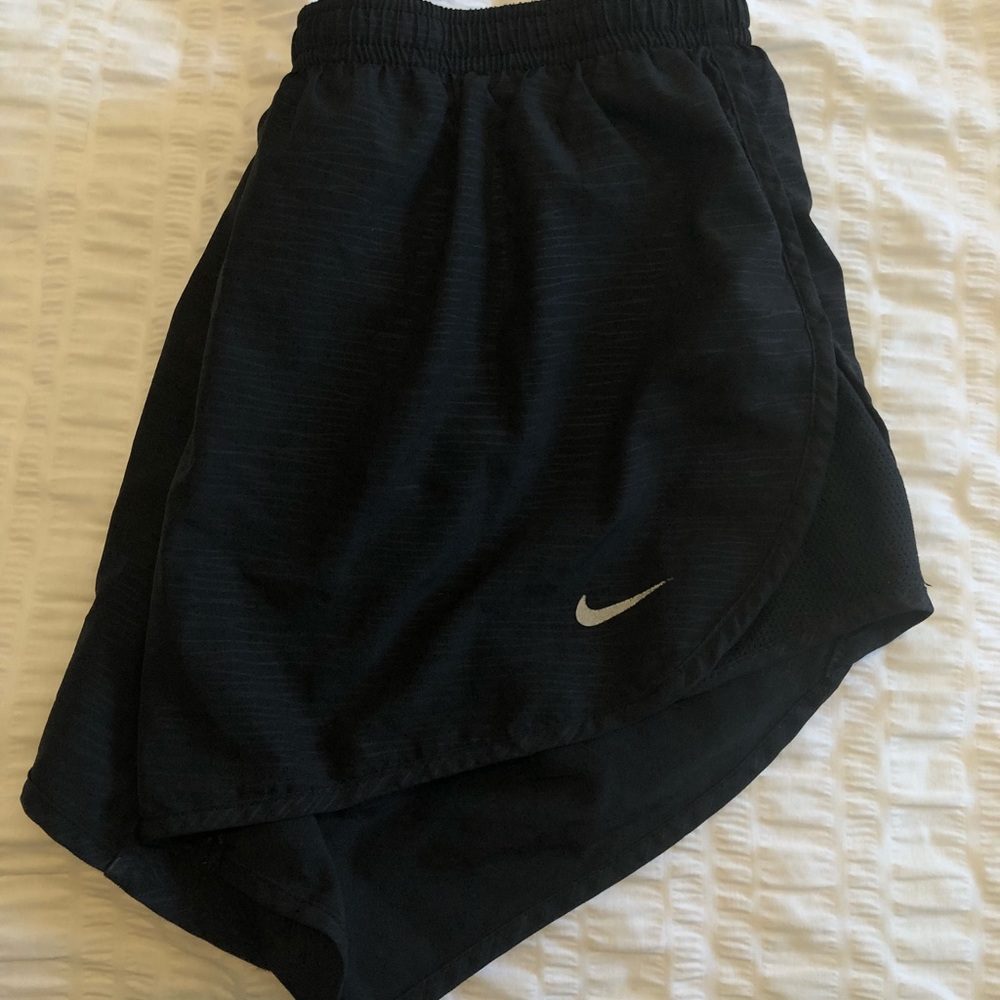 Nike Modern Embossed Tempo